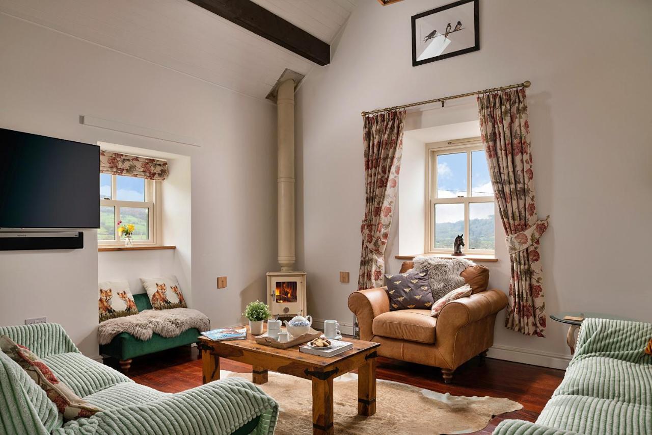 Finest Retreats - Moelis Granary - Luxury Cottage With Hot Tub Llandrillo Kültér fotó