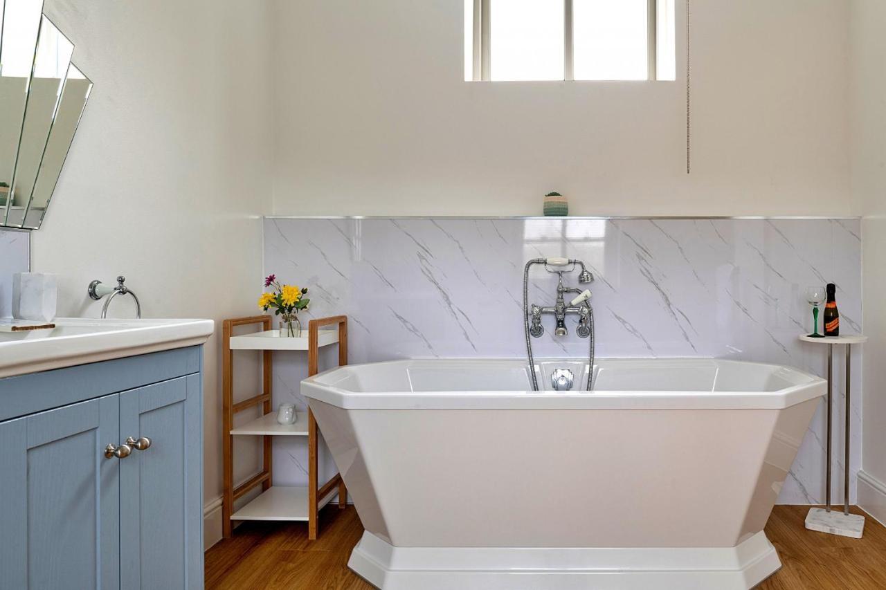 Finest Retreats - Moelis Granary - Luxury Cottage With Hot Tub Llandrillo Kültér fotó