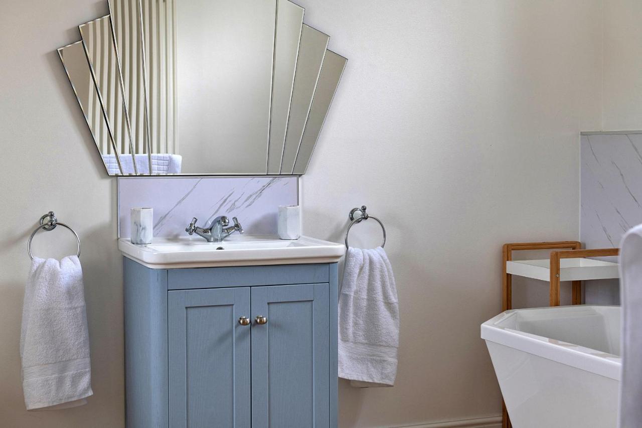 Finest Retreats - Moelis Granary - Luxury Cottage With Hot Tub Llandrillo Kültér fotó