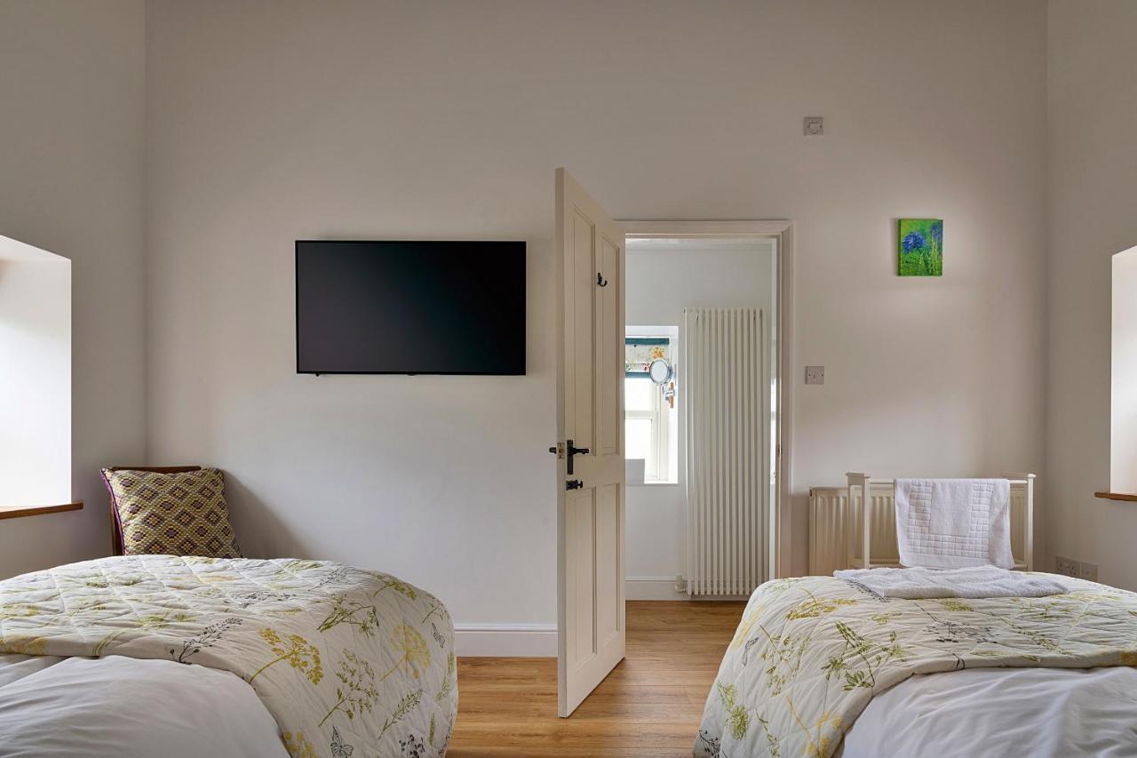 Finest Retreats - Moelis Granary - Luxury Cottage With Hot Tub Llandrillo Kültér fotó