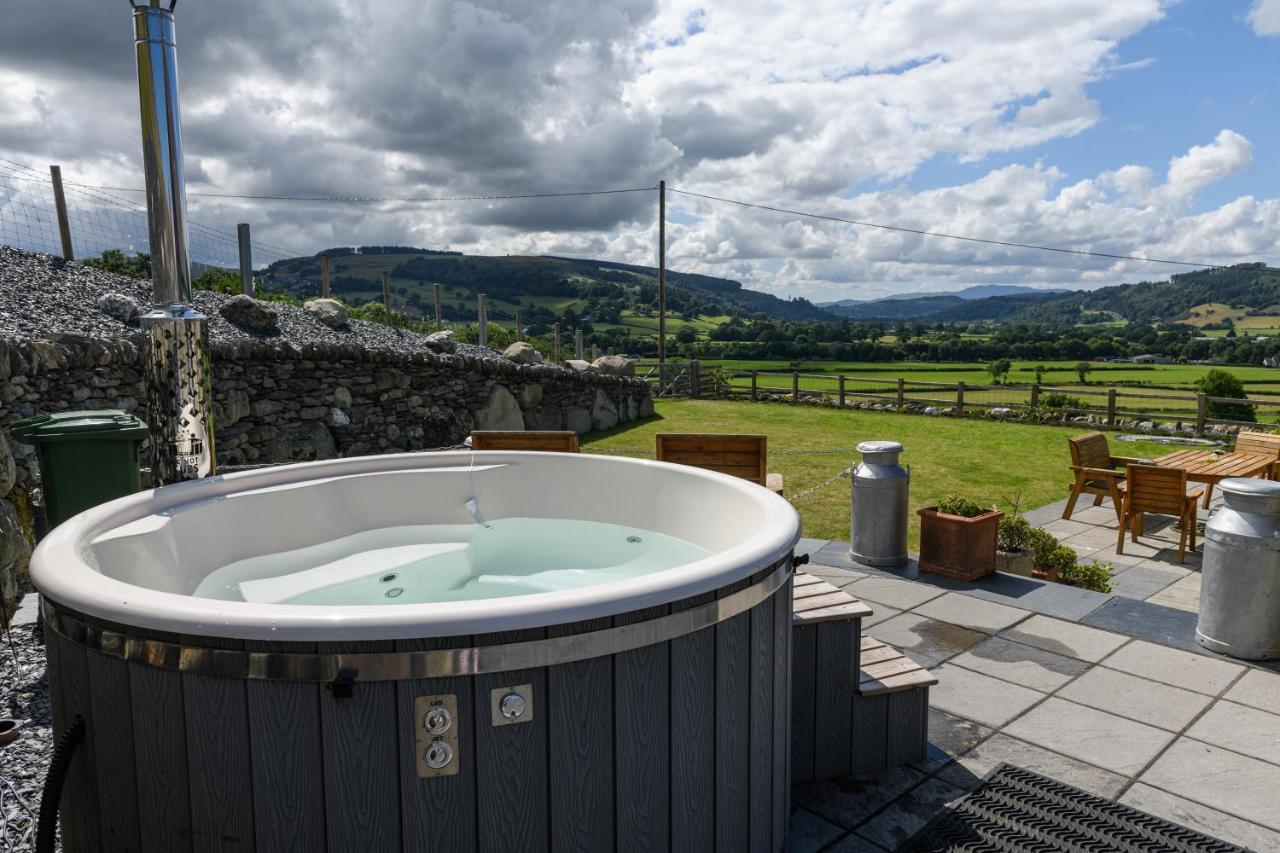 Finest Retreats - Moelis Granary - Luxury Cottage With Hot Tub Llandrillo Kültér fotó