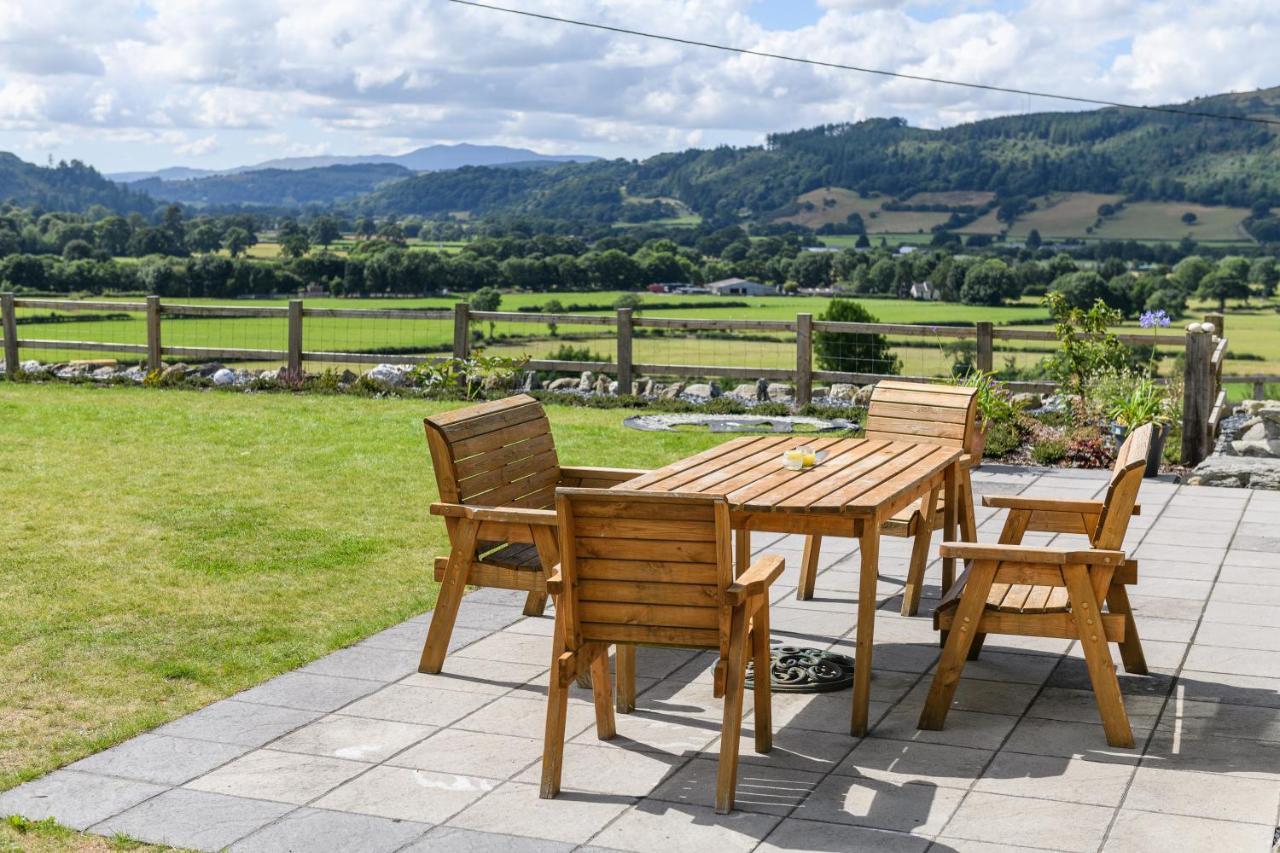 Finest Retreats - Moelis Granary - Luxury Cottage With Hot Tub Llandrillo Kültér fotó